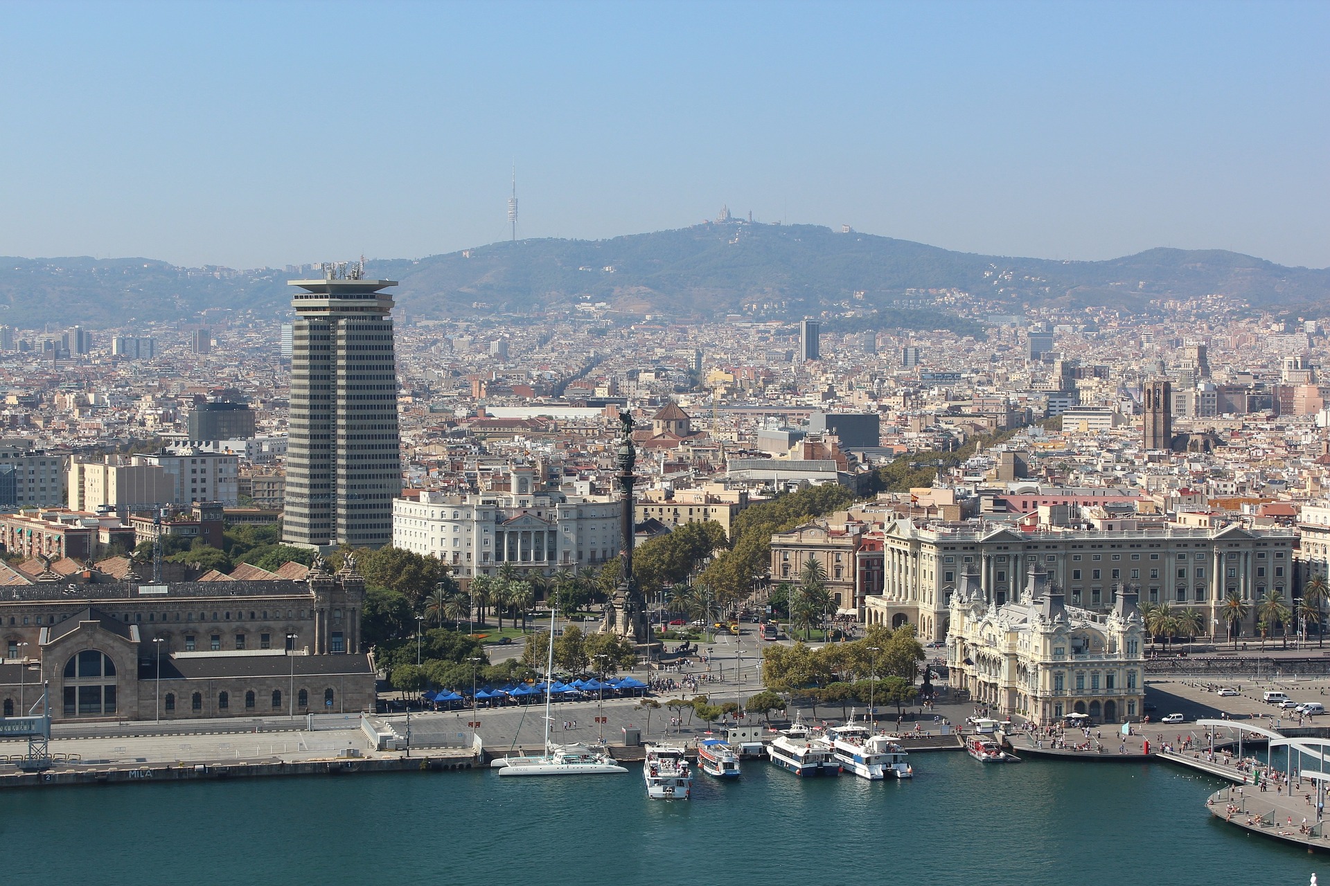 ciudad de Barcelona desde el mar